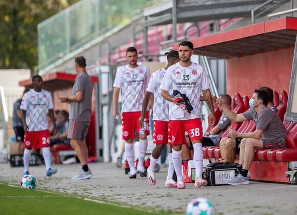 Deutschland - Rheinland-Pfalz - Mainz - 15.08.2020 Fußball - Freundschaftsspiele - Herren Saison 2020 2021 FSV Mainz 05 (rot) - FC Würzburger Kickers (gelb) v.l. Gerrit Holtmann (FSV Mainz 05) FSV Mainz 05 - FC Würzburger Kickers