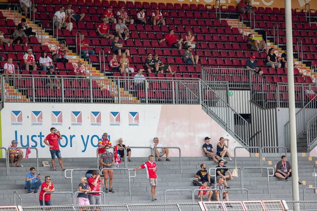 Deutschland - Rheinland-Pfalz - Mainz - 15.08.2020 Fußball - Freundschaftsspiele - Herren Saison 2020 2021 FSV Mainz 05 (rot) - FC Würzburger Kickers (gelb) v.l. ersten Zuschauer nach dem Corona verbot - Symbolfoto - Abstand und nicht mehr wie 250 Zuschauer FSV Mainz 05 - FC Würzburger Kickers