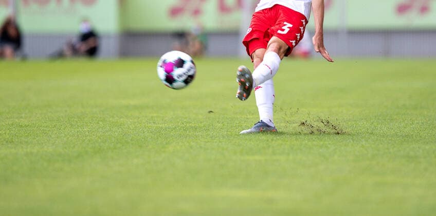 Deutschland - Rheinland-Pfalz - Mainz - 15.08.2020 Fußball - Freundschaftsspiele - Herren Saison 2020 2021 FSV Mainz 05 (rot) - FC Würzburger Kickers (gelb) v.l. Symbolfoto - Ball wird geschossen und Rasen fliegt mit FSV Mainz 05 - FC Würzburger Kickers