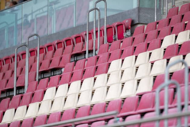 Deutschland - Rheinland-Pfalz - Mainz - 15.08.2020 Fußball - Freundschaftsspiele - Herren Saison 2020 2021 FSV Mainz 05 (rot) - FC Würzburger Kickers (gelb) v.l. leere Sitzplätze im Stadion - Symbolfoto FSV Mainz 05 - FC Würzburger Kickers