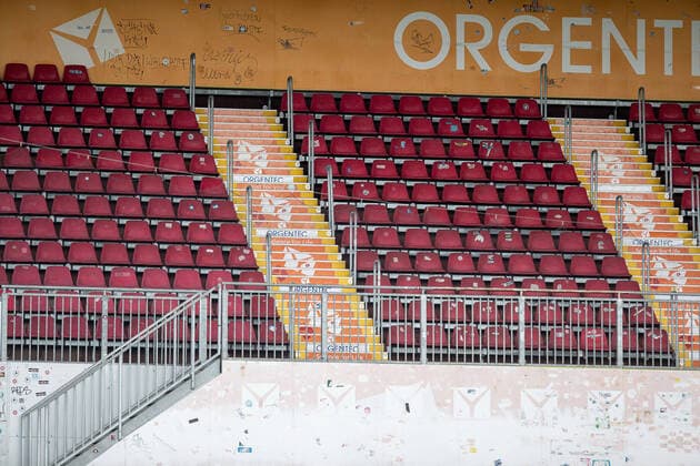 Deutschland - Rheinland-Pfalz - Mainz - 15.08.2020 Fußball - Freundschaftsspiele - Herren Saison 2020 2021 FSV Mainz 05 (rot) - FC Würzburger Kickers (gelb) v.l. leere Sitzplätze im Stadion - Symbolfoto FSV Mainz 05 - FC Würzburger Kickers