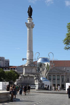 Champions League Finalrunde 16.08.20 Lissabon, 16.08.2020, Fussball, UEFA Champions League, Finalturnier 2020, Am Rossio-Platz neben der Statue Dom Pedro IV, Säule von Pedro 4, befindet sich ein übergrosses aufblasbares Modell der Champions League Trophäe Pokals Henkelpotts. Im Bild; Modell des CL-Pokals , UEFA regulations prohibit any use of photographs as image sequences and or quasi-video , National and International News Agencies OUT! , Foto: PICTURE POINT S. Sonntag Poolfoto , Lissabon Lissbaon Portugal