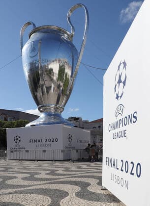 Champions League Finalrunde 16.08.20 Lissabon, 16.08.2020, Fussball, UEFA Champions League, Finalturnier 2020, Am Rossio-Platz neben der Statue Dom Pedro IV, Säule von Pedro 4, befindet sich ein übergrosses aufblasbares Modell der Champions League Trophäe Pokals Henkelpotts. Im Bild; Modell des CL-Pokals , UEFA regulations prohibit any use of photographs as image sequences and or quasi-video , National and International News Agencies OUT! , Foto: PICTURE POINT S. Sonntag Poolfoto , Lissabon Lissbaon Portugal