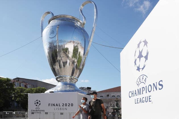 Champions League Finalrunde 16.08.20 Lissabon, 16.08.2020, Fussball, UEFA Champions League, Finalturnier 2020, Am Rossio-Platz neben der Statue Dom Pedro IV, Säule von Pedro 4, befindet sich ein übergrosses aufblasbares Modell der Champions League Trophäe Pokals Henkelpotts. Im Bild; Modell des CL-Pokals , UEFA regulations prohibit any use of photographs as image sequences and or quasi-video , National and International News Agencies OUT! , Foto: PICTURE POINT S. Sonntag Poolfoto , Lissabon Lissbaon Portugal