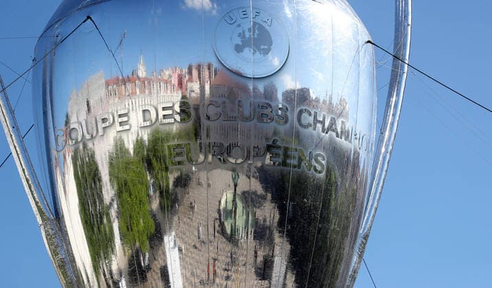 Champions League Finalrunde 16.08.20 Lissabon, 16.08.2020, Fussball, UEFA Champions League, Finalturnier 2020, Am Rossio-Platz neben der Statue Dom Pedro IV, Säule von Pedro 4, befindet sich ein übergrosses aufblasbares Modell der Champions League Trophäe Pokals Henkelpotts. Im Bild; Die Architektur des Platzes spiegelt sich im Modell des CL-Pokals , UEFA regulations prohibit any use of photographs as image sequences and or quasi-video , National and International News Agencies OUT! , Foto: PICTURE POINT S. Sonntag Poolfoto , Lissabon Lissbaon Portugal