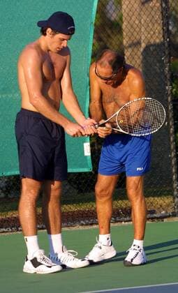 Tennisprofi Tommy Haas mit Nick Bollettieri. 11.12.2000, IMG Academies - Bollettieri Tennisprofi Tommy Haas beim Training mit Coach Nick Bollettieri. , TE111200Haas1391.jpg, Bradenton Bayern USA Copyright: xThomasxExlerx
