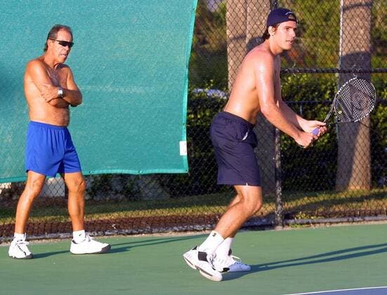 Tennisprofi Tommy Haas mit Nick Bollettieri. 11.12.2000, IMG Academies - Bollettieri Tennisprofi Tommy Haas beim Training, dahinter Coach Nick Bollettieri. , TE111200Haas1471.jpg, Bradenton Bayern USA Copyright: xThomasxExlerx