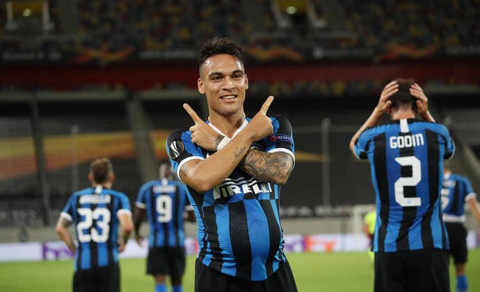 Bilder des Jahres 2020, Sport 08 August Sport Themen der Woche KW34 Sport Bilder des Tages Fussball: EL, Europa League, Saison 19 20, Halbfinale , 17.08.2020 EL HF Inter Mailand - Schachtar Donezk Jubel mit Lautaro Mart’nez, Inter, zum 1:0 Fussball: EL, Europa League, Saison 19 20, Halbfinale , 17.08.2020 EL HF Inter Mailand - Schachtar Donezk Foto: Jürgen Fromme firosportphoto POOL via BEAUTIFUL SPORTS Wunderl Stadt Düsseldorf Bundesland NRW Deutschland *** Football EL, Europa League, Season 19 20, Semi-finals , 17 08 2020 EL HF Inter Milan Schachtar Donezk Cheers with Lautaro Martnez, Inter, zum 1 0 Football EL, Europa League, Season 19 20, Semi-finals , 17 08 2020 EL HF Inter Milan Schachtar Donezk Photo Jürgen Fromme firosportphoto POOL via BEAUTIFUL SPORTS Wunderl City of Düsseldorf State NRW Germany Poolfoto Jürgen Fromme firo Sportphoto P ,EDITORIAL USE ONLY
