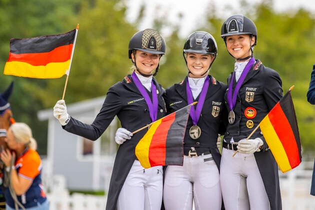 Bilder des Jahres 2020, Sport 08 August Sport Themen der Woche KW34 Sport Bilder des Tages Pilisjaszfalu - FEI Youth Dressage EUROPEAN CHAMPIONSHIPS 2020, Team Deutschland SCHMIDT Henriette (GER), Rocky s Sunshine, COLLIN Luca Sophia (GER), Descolari, WELSCHOF Lia (GER), First class Siegerehrung Junge Reiter Team Competition Part 2 Pilisjaszfalu - FEI Youth Dressage EUROPEAN CHAMPIONSHIPS 2020 18. August 2020 - *** Pilisjaszfalu FEI Youth Dressage EUROPEAN CHAMPIONSHIPS 2020, Team Germany SCHMIDT Henriette GER , Rocky s Sunshine, COLLIN Luca Sophia GER , Descolari, WELSCHOF Lia GER , First class award ceremony Young Riders Team Competition Part 2 Pilisjaszfalu FEI Youth Dressage EUROPEAN CHAMPIONSHIPS 2020 18 August 2020