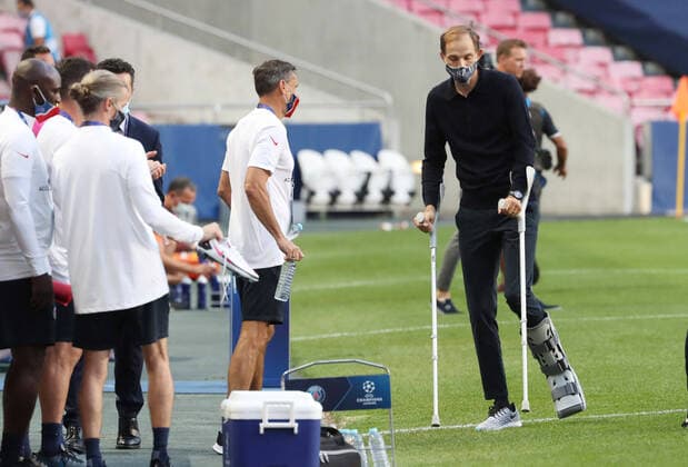 RB Leipzig - Paris SG 18.08.2020 Lissabon, 18.08.2020, Estadio da Luz, Fussball, UEFA Champions League , Finalturnier 2020, Halbfinale , RB Leipzig vs. Paris Saint-Germain , Im Bild: Trainer Thomas Tuchel, Paris Saint German auf Krücken. , UEFA regulations prohibit any use of photographs as image sequences and or quasi-video , Nur für journalistische Zwecke! Only for editorial use! Foto: PICTURE POINT S. Sonntag Poolfoto , Lissabon Lissabon Portugal