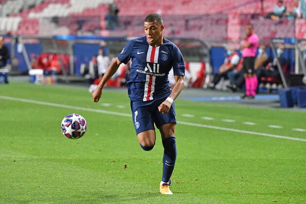 Fussball Champions League Halbfinale RB LEIPZIG - PARIS SAINT GERMAIN (PSG) 0-3 Kylian MBAPPE (PSG), Aktion,Einzelaktion,Einzelbild, Freisteller,Ganzkoerperaufnahme,ganze Figur. Fussball Champions League, Halbfinale, RB LEIPZIG (L)- PARIS SAINT GERMAIN (PSG) 0-3 am 18.08.2020 in Lissabon Portugal,Estadio da Luz. FOTO: Frank Hoermann SVEN SIMON Pool NO use of any use photographs as image sequences and or quasi-video Editorial Use ONLY National and International News Agencies OUT Lissabon Estadio da Luz Portugal