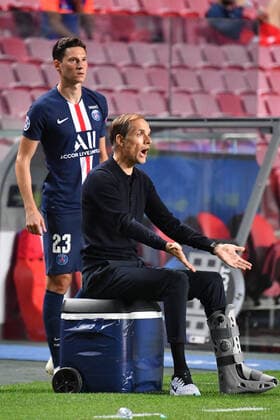 Fussball Champions League Halbfinale RB LEIPZIG - PARIS SAINT GERMAIN (PSG) 0-3 Thomas TUCHEL (Trainer PSG) sitzt mit bandagiertem Bein auf einer Kuehlbox, Gestik,gibt Anweisungen, hi:Julian DRAXLER (PSG) vor Einwechslung. Fussball Champions League, Halbfinale, RB LEIPZIG (L)- PARIS SAINT GERMAIN (PSG) 0-3 am 18.08.2020 in Lissabon Portugal,Estadio da Luz. FOTO: Frank Hoermann SVEN SIMON Pool NO use of any use photographs as image sequences and or quasi-video Editorial Use ONLY National and International News Agencies OUT Lissabon Estadio da Luz Portugal