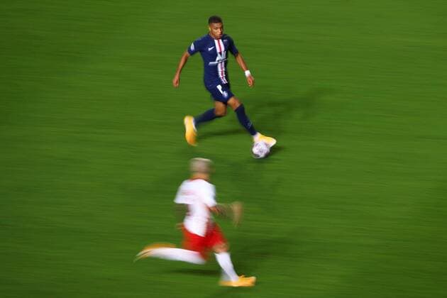FOOTBALL : RB Leipzig vs Paris Saint Germain - 1 2 - Phase finale - UEFA Ligue des Champions - Final 8 - Lisbonne - 18 08 2020 LISBON, PORTUGAL - AUGUST 18: Kylian Mbappe of Paris Saint-Germain runs with the ball during the UEFA Champions League Semi Final match between RB Leipzig and Paris Saint-Germain F.C at Estadio do Lisboa e Benfica on August 18, 2020 in Lisbon, Portugal. (Photo by Julian Finney - UEFA UEFA via Getty Images) Lisbonne Portugal