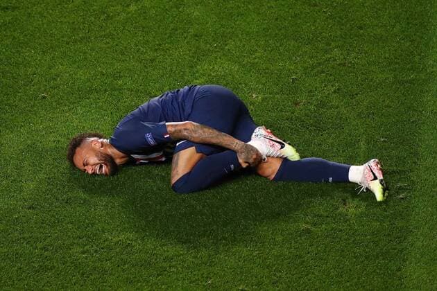 FOOTBALL : RB Leipzig vs Paris Saint Germain - 1 2 - Phase finale - UEFA Ligue des Champions - Final 8 - Lisbonne - 18 08 2020 LISBON, PORTUGAL - AUGUST 18: Neymar of Paris Saint-Germain goes down holding his ankle during the UEFA Champions League Semi Final match between RB Leipzig and Paris Saint-Germain F.C at Estadio do Lisboa e Benfica on August 18, 2020 in Lisbon, Portugal. (Photo by Julian Finney - UEFA UEFA via Getty Images) Lisbonne Portugal