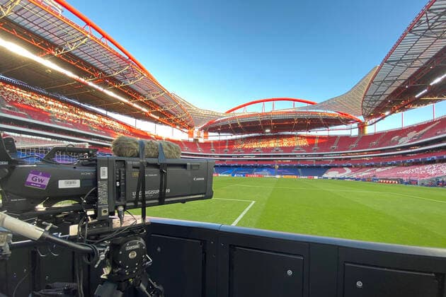 Fussball Champions League Halbfinale RB Leipzig - Paris St. Germain 0-3 Randmotiv,Feature-Fernsehkamera filmt das leere Stadion, Fernsehuebertragung. Fussball Champions League, Halbfinale, RB Leipzig (L) - Paris St. Germain (PSG) 0-3, am 18.08.2020 in Lissabon Portugal,Estadio da Luz. FOTO: Frank Hoermann SVEN SIMON Pool NO use of any use photographs as image sequences and or quasi-video Editorial Use ONLY National and International News Agencies OUT Lissabon Estadio da Luz Portugal