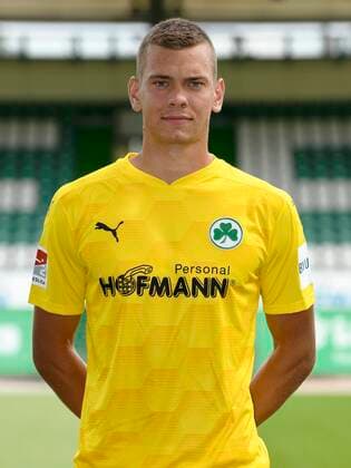 SpVgg Spielvereinigung Greuther Fürth ( Kleeblatt ) - Saison 2020 2021 - Fototermin Porträttermin - - Leon Schaffran (25, SpVgg Greuther Fürth ) Einzelbild Einzelfoto Portrait Porträt Kopfbild