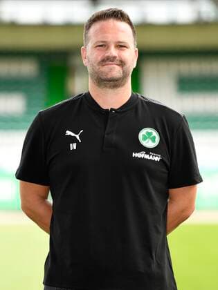 SpVgg Spielvereinigung Greuther Fürth ( Kleeblatt ) - Saison 2020 2021 - Fototermin Porträttermin - - Daniel Wiegand (Team-Koordinator Zeugwart SpVgg Greuther Fürth ) Einzelbild Einzelfoto Portrait Porträt Kopfbild