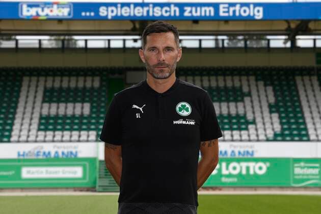 SpVgg Spielvereinigung Greuther Fürth ( Kleeblatt ) - Saison 2020 2021 - Fototermin Porträttermin - - Stefan Leitl (Trainer SpVgg Greuther Fürth ) Einzelbild Einzelfoto Portrait Porträt Kopfbild