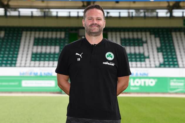 SpVgg Spielvereinigung Greuther Fürth ( Kleeblatt ) - Saison 2020 2021 - Fototermin Porträttermin - - Daniel Wiegand (Team-Koordinator Zeugwart SpVgg Greuther Fürth ) Einzelbild Einzelfoto Portrait Porträt Kopfbild