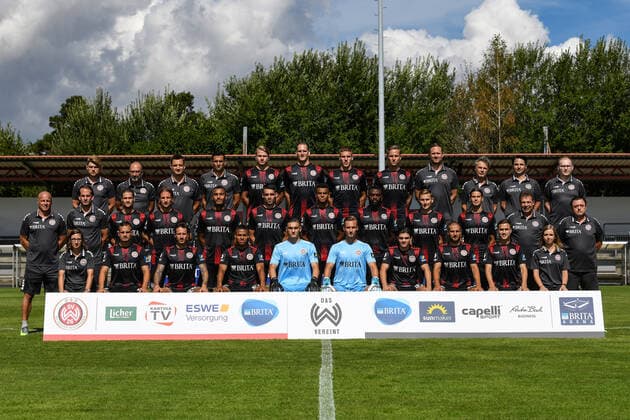 19.08.2020, xjhx, Fussball 3.Liga, SV Wehen Wiesbaden - Fototermin Saison 2020 21 emspor, Aufstellung Mannschaftsfoto Porträttermin 2020 2021, 3. Reihe von links: Daniel Ebbert (Leiter Scouting & Analyse), Dr. Achim Bitschnau (Mannschaftsarzt), Dr. Michael Hoestermann (Mannschaftsarzt), Marjan Petkovic (Torwart-Trainer), Florian Carstens, Benedikt Röcker, Jakov Medic, Phillip Tietz, Sebastian Wagener (Athletik-Trainer), Dr. Tammo Quitzau (Mannschaftsarzt Hygienebeauftragter), Jürgen Kern (Physiotherapeut), Philipp Gründler (Senior Scout & Analyst) 2. Reihe von links: Mike Krannich (Co-Trainer), Rüdiger Rehm (Cheftrainer), Johannes Wurtz, Stefan Aigner, Maurice Malone, Sascha Mockenhaupt, Marvin Ajani, Paterson Chato, Marc Lais, Tobias Schwede, Gerhard Eckel (Betreuer), Torsten Conradi (Betreuer) 1. Reihe von links: Julia Wallraff (Assistentin der sportlichen Leitung), Sebastian Mrowca, Moritz Kuhn, Michael Guthörl, Arthur Lyska, Tim Boss, Ben Bischof, Michel Niemeyer, Gianluca Korte, Shaline Deuchert (Physiotherapeutin) Wiesbaden