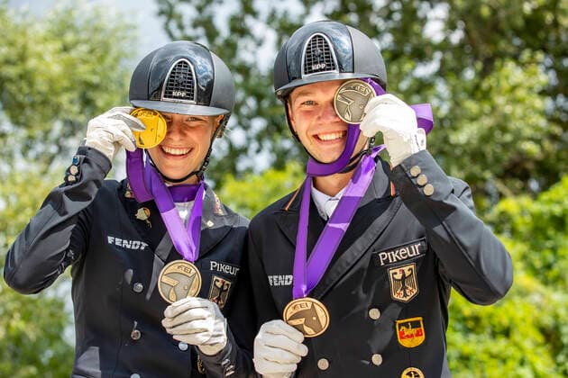 Bilder des Jahres 2020, Sport 08 August Sport Themen der Woche KW34 Sport Bilder des Tages Pilisjaszfalu - FEI Youth Dressage EUROPEAN CHAMPIONSHIPS 2020, LINDNER Ann-Kathrin (GER), NETZ Raphael (GER) Siegerehrung - Medaillenvergabe U25 Grand Prix - Einzelentscheidung Pilisjaszfalu - FEI Youth Dressage EUROPEAN CHAMPIONSHIPS 2020 19. August 2020 - *** Pilisjaszfalu FEI Youth Dressage EUROPEAN CHAMPIONSHIPS 2020, LINDNER Ann Kathrin GER , NETZ Raphael GER Award Ceremony Medal Award U25 Grand Prix Individual Decision Pilisjaszfalu FEI Youth Dressage EUROPEAN CHAMPIONSHIPS 2020 19 August 2020