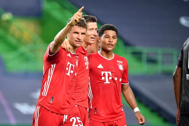 Sport Bilder des Tages Fussball Champions League Halbfinale Olympique Lyon - Bayern Muenchen Jubel M, v.l. Thomas MUELLER (Müller, M), Robert LEWANDOWSKI (M), Serge GNABRY (M), Fussball Champions League, Halbfinale, Olympique Lyon - FC Bayern Muenchen (M), am 19.08.2020 im Estadio Jose Alvalade in Lissabon Portugal. FOTO: Frank Hoermann SVEN SIMON Pool NO use of any use photographs as image sequences and or quasi-video Editorial Use ONLY National and International News Agencies OUT Lissabon Estadio JosÃ Alvalade Portugal