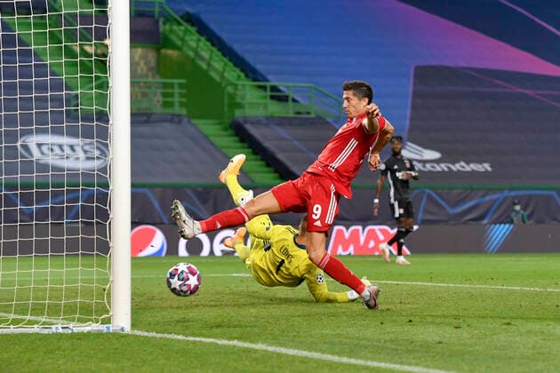 Sport Bilder des Tages Fussball Champions League Halbfinale Olympique Lyon - Bayern Muenchen Torchance Robert LEWANDOWSKI r. (M) gegen Torwart Anthony LOPES (Lyon), Fussball Champions League, Halbfinale, Olympique Lyon - FC Bayern Muenchen (M), am 19.08.2020 im Estadio Jose Alvalade in Lissabon Portugal. FOTO: Frank Hoermann SVEN SIMON Pool NO use of any use photographs as image sequences and or quasi-video Editorial Use ONLY National and International News Agencies OUT Lissabon Estadio JosÃ Alvalade Portugal