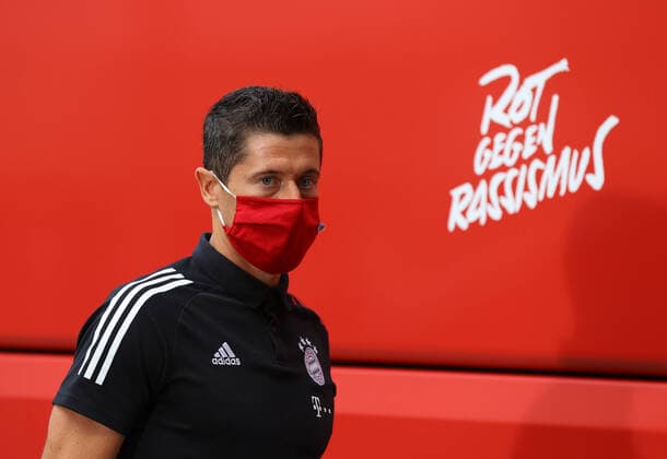 Sport Bilder des Tages FOOTBALL : Bayern Munich vs Olympique Lyonnais - 1 2 - Phase finale - UEFA Ligue des Champions - Final 8 - Lisbonne - 19 08 2020 LISBON, PORTUGAL - AUGUST 19: Robert Lewandowski of Bayern Munich arrives at the stadium prior to the UEFA Champions League Semi Final match between Olympique Lyonnais and Bayern Munich at Estadio Jose Alvalade on August 19, 2020 in Lisbon, Portugal. Lisbonne Portugal
