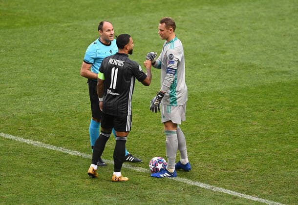 FOOTBALL : Bayern Munich vs Olympique Lyonnais - 1 2 - Phase finale - UEFA Ligue des Champions - Final 8 - Lisbonne - 19 08 2020 LISBON, PORTUGAL - AUGUST 19: Memphis Depay of Olympique Lyonnais and Manuel Neuer of Bayern Munich shake hands prior to the UEFA Champions League Semi Final match between Olympique Lyonnais and Bayern Munich at Estadio Jose Alvalade on August 19, 2020 in Lisbon, Portugal. Lisbonne Portugal