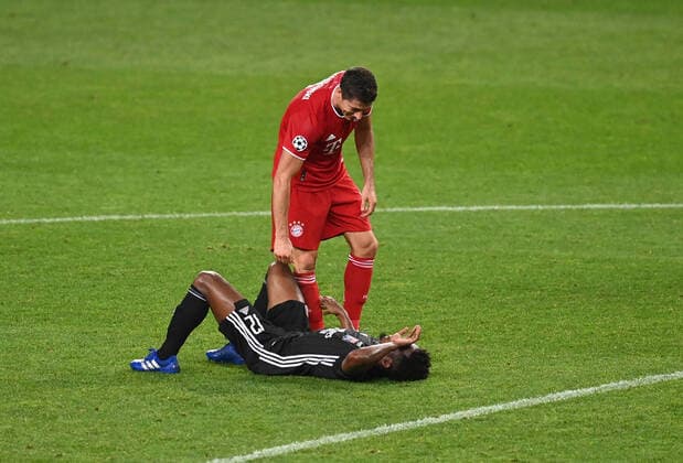 FOOTBALL : Bayern Munich vs Olympique Lyonnais - 1 2 - Phase finale - UEFA Ligue des Champions - Final 8 - Lisbonne - 19 08 2020 LISBON, PORTUGAL - AUGUST 19: Robert Lewandowski of Bayern Munich checks on Thiago Mendes of Olympique Lyonnais following the UEFA Champions League Semi Final match between Olympique Lyonnais and Bayern Munich at Estadio Jose Alvalade on August 19, 2020 in Lisbon, Portugal. Lisbonne Portugal