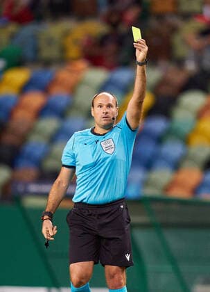 Football UEFA Champions League FC BAYERN MUENCHEN - OLYMPIQUE LYON 3-0 Lisbon, Lissabon, Portugal, 19th August 2020. Referee Antonio LAHOZ (ESP), with whistle, gestures, shows, watch, individual action, shows the Yellow Card in the semifinal match UEFA Champions League, final tournament FC BAYERN MUENCHEN - OLYMPIQUE LYON 3-0 in season 2019 2020, FCB, Photographer: Peter Schatz Pool - UEFA REGULATIONS PROHIBIT ANY USE OF PHOTOGRAPHS as IMAGE SEQUENCES and or QUASI-VIDEO - National and international News-Agencies OUT Editorial Use ONLY Lisbon Estadio Jose Alvalade XXI Portugal
