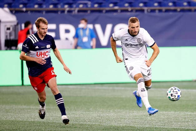 FOXBOROUGH, MA - AUGUST 20: Philadelphia Union forward Kacper Przybylko (23) moves the ball from New England Revolution defender Henry Kessler (4) during a match between the New England Revolution and the Philadelphia Union on August 20, 2020, at Gillette Stadium in Foxborough, Massachusetts. (Photo by Fred Kfoury III Icon Sportswire) SOCCER: AUG 20 MLS, Fussball Herren, USA Philadelphia Union at New England Revolution Icon482200820003