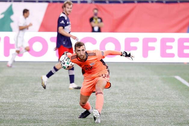 FOXBOROUGH, MA - AUGUST 20: New England Revolution goalkeeper Matt Turner (30) plays the ball wide during a match between the New England Revolution and the Philadelphia Union on August 20, 2020, at Gillette Stadium in Foxborough, Massachusetts. (Photo by Fred Kfoury III Icon Sportswire) SOCCER: AUG 20 MLS, Fussball Herren, USA Philadelphia Union at New England Revolution Icon482200820010