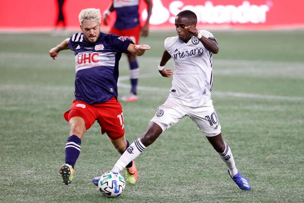 FOXBOROUGH, MA - AUGUST 20: New England Revolution forward Kelyn Rowe (11) moves in on Philadelphia Union midfielder Jamiro Monteiro (10) during a match between the New England Revolution and the Philadelphia Union on August 20, 2020, at Gillette Stadium in Foxborough, Massachusetts. (Photo by Fred Kfoury III Icon Sportswire) SOCCER: AUG 20 MLS, Fussball Herren, USA Philadelphia Union at New England Revolution Icon482200820017