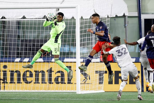 FOXBOROUGH, MA - AUGUST 20: Philadelphia Union goalkeeper Andre Blake (18) grabs a cross during a match between the New England Revolution and the Philadelphia Union on August 20, 2020, at Gillette Stadium in Foxborough, Massachusetts. (Photo by Fred Kfoury III Icon Sportswire) SOCCER: AUG 20 MLS, Fussball Herren, USA Philadelphia Union at New England Revolution Icon482200820022