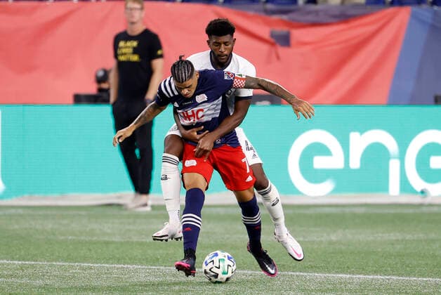 FOXBOROUGH, MA - AUGUST 20: Philadelphia Union defender Mark McKenzie (4) puts the clamps on New England Revolution forward Gustavo Bou (7) during a match between the New England Revolution and the Philadelphia Union on August 20, 2020, at Gillette Stadium in Foxborough, Massachusetts. (Photo by Fred Kfoury III Icon Sportswire) SOCCER: AUG 20 MLS, Fussball Herren, USA Philadelphia Union at New England Revolution Icon482200820024