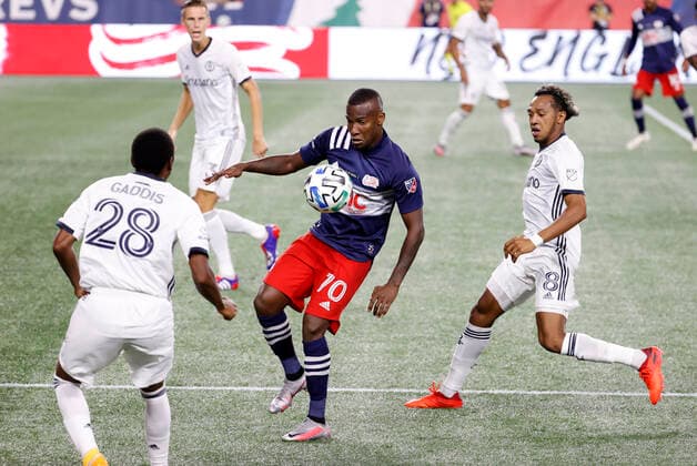 FOXBOROUGH, MA - AUGUST 20: New England Revolution forward Cristian Penilla (70) controls the ball between Philadelphia Union defender Raymon Gaddis (28) and Philadelphia Union midfielder Jose ÒEl BrujoÓ Martinez (8) during a match between the New England Revolution and the Philadelphia Union on August 20, 2020, at Gillette Stadium in Foxborough, Massachusetts. (Photo by Fred Kfoury III Icon Sportswire) SOCCER: AUG 20 MLS, Fussball Herren, USA Philadelphia Union at New England Revolution Icon482200820026