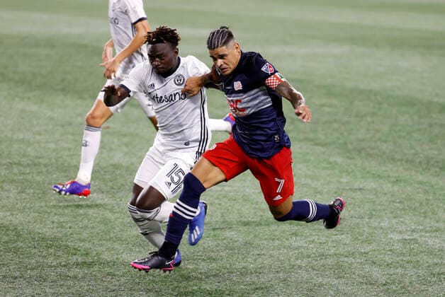 FOXBOROUGH, MA - AUGUST 20: New England Revolution forward Gustavo Bou (7) and Philadelphia Union defender Olivier Mbaizo (15) battle for position during a match between the New England Revolution and the Philadelphia Union on August 20, 2020, at Gillette Stadium in Foxborough, Massachusetts. (Photo by Fred Kfoury III Icon Sportswire) SOCCER: AUG 20 MLS, Fussball Herren, USA Philadelphia Union at New England Revolution Icon482200820034