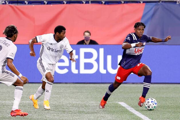 FOXBOROUGH, MA - AUGUST 20: New England Revolution midfielder DeJuan Jones (24) looks for help as Philadelphia Union defender Raymon Gaddis (28) moves in during a match between the New England Revolution and the Philadelphia Union on August 20, 2020, at Gillette Stadium in Foxborough, Massachusetts. (Photo by Fred Kfoury III Icon Sportswire) SOCCER: AUG 20 MLS, Fussball Herren, USA Philadelphia Union at New England Revolution Icon482200820035