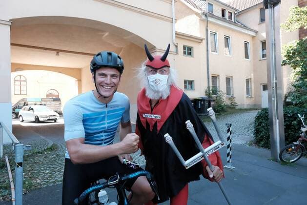 Bilder des Jahres 2020, Sport 08 August Sport Themen der Woche KW34 Sport Bilder des Tages 21.08.2020 xkhx Weimar Dein Ride auf der Deutschland Tour-Strecke 2021 2. Etappe von Sangerhausen nach Ilmenau Profifahrer Marcel Kittel mit dem Tourteufel auch El Diablo oder Didi the Devil genannt *** 21 08 2020 xkhx Weimar Your Ride on the Germany Tour Route 2021 2 Stage from Sangerhausen to Ilmenau Professional rider Marcel Kittel with the Tour Devil also called El Diablo or Didi the Devil