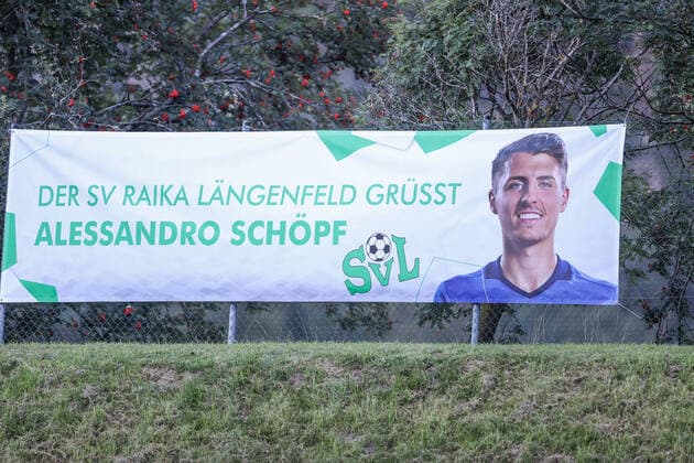 21.08.2020, Fussball, Saison 2020 2021, Trainingslager FC Schalke 04 in Längenfeld Österreich, Fans aus Österreich grüßen Alessandro Schöpf (FC Schalke 04) Längenfeld Österreich xRHR-FOTO TRx