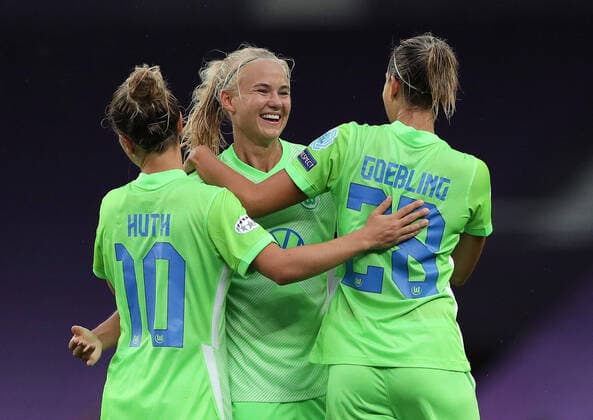 FOOTBALL : Glasgow City vs Vfl Wolfsburg - Phase finale - 1 4 - UEFA Women Ligue des Champions - Final 8 - San Sebastian - 21 08 2020 Pernille Harder of VfL Wolfsburg celebrates after scoring her team s fourth goal with team mates Svenja Huth and Lena Goessling during the UEFA Women s Champions League Quarter Final between Glasgow City Women and Wolfsburg Women at Estadio Anoeta on August 21, 2020 in San Sebastian, Spain. San Sebastian Espagne