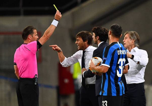 FOOTBALL : Seville FC vs Inter Milan - Ligue Europa - Finale - 21 08 2020 Antonio Conte, Manager of Inter Milan is shown a yellow card by Match Referee, Danny Makkelie during the UEFA Europa League Final between Seville and FC Internazionale at RheinEnergieStadion on August 21, 2020 in Cologne, Germany. Cologne RheinEnergieStadion Angleterre