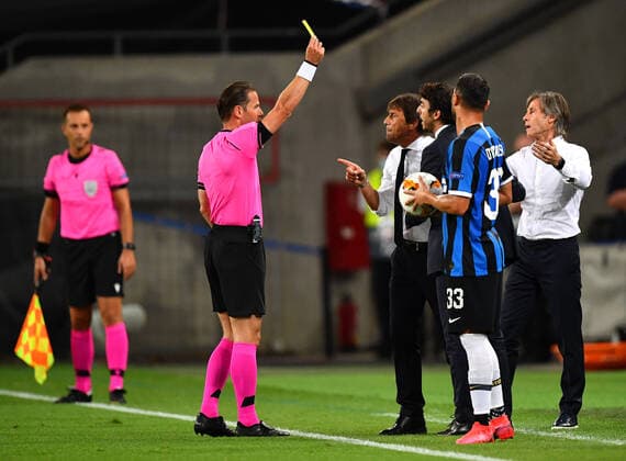 FOOTBALL : Seville FC vs Inter Milan - Ligue Europa - Finale - 21 08 2020 Antonio Conte, Manager of Inter Milan is shown a yellow card by Match Referee, Danny Makkelie during the UEFA Europa League Final between Seville and FC Internazionale at RheinEnergieStadion on August 21, 2020 in Cologne, Germany. Cologne RheinEnergieStadion Angleterre