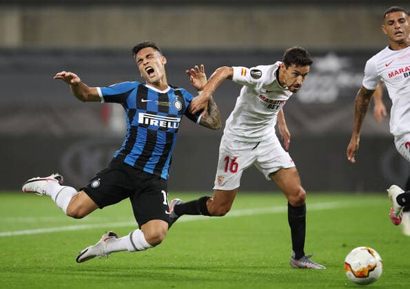 FOOTBALL : Seville FC vs Inter Milan - Ligue Europa - Finale - 21 08 2020 Lautaro Martinez of Inter Milan and Jesus Navas of Sevilla FC battle for the ball during the UEFA Europa League Final between Seville and FC Internazionale at RheinEnergieStadion on August 21, 2020 in Cologne, Germany. Cologne RheinEnergieStadion Angleterre