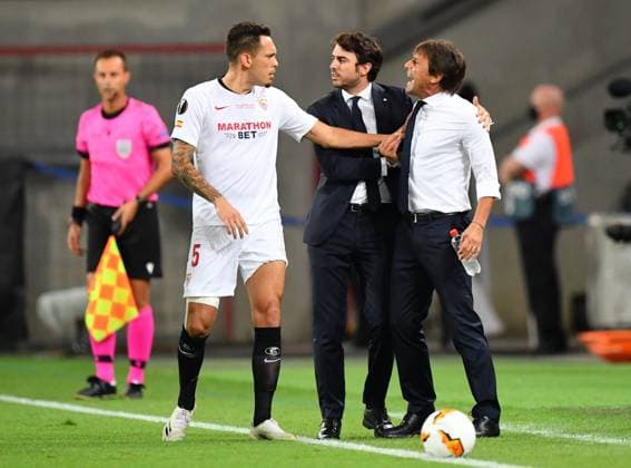 FOOTBALL : Seville FC vs Inter Milan - Ligue Europa - Finale - 21 08 2020 Lucas Ocampos of Sevilla FC confronts Antonio Conte, Manager of Inter Milan during the UEFA Europa League Final between Seville and FC Internazionale at RheinEnergieStadion on August 21, 2020 in Cologne, Germany. Cologne RheinEnergieStadion Angleterre