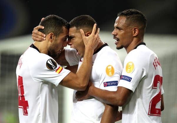 FOOTBALL : Seville FC vs Inter Milan - Ligue Europa - Finale - 21 08 2020 Diego Carlos of Sevilla FC (C) celebrates his team s third goal with Joan Jordan (L) and Fernando (R) during the UEFA Europa League Final between Seville and FC Internazionale at RheinEnergieStadion on August 21, 2020 in Cologne, Germany. Cologne RheinEnergieStadion Angleterre