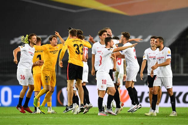 FOOTBALL : Seville FC vs Inter Milan - Ligue Europa - Finale - 21 08 2020 Players of Sevilla FC celebrate on pitch following the UEFA Europa League Final between Seville and FC Internazionale at RheinEnergieStadion on August 21, 2020 in Cologne, Germany. Cologne RheinEnergieStadion Angleterre