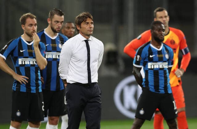 FOOTBALL : Seville FC vs Inter Milan - Ligue Europa - Finale - 21 08 2020 Antonio Conte, Manager of Inter Milan and his players look dejected on pitch following the UEFA Europa League Final between Seville and FC Internazionale at RheinEnergieStadion on August 21, 2020 in Cologne, Germany. Cologne RheinEnergieStadion Angleterre