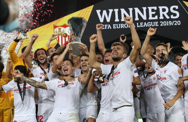 FOOTBALL : Seville FC vs Inter Milan - Ligue Europa - Finale - 21 08 2020 Players of Sevilla FC lift the UEFA Europa League Trophy following victory in the UEFA Europa League Final between Seville and FC Internazionale at RheinEnergieStadion on August 21, 2020 in Cologne, Germany. Cologne RheinEnergieStadion Angleterre
